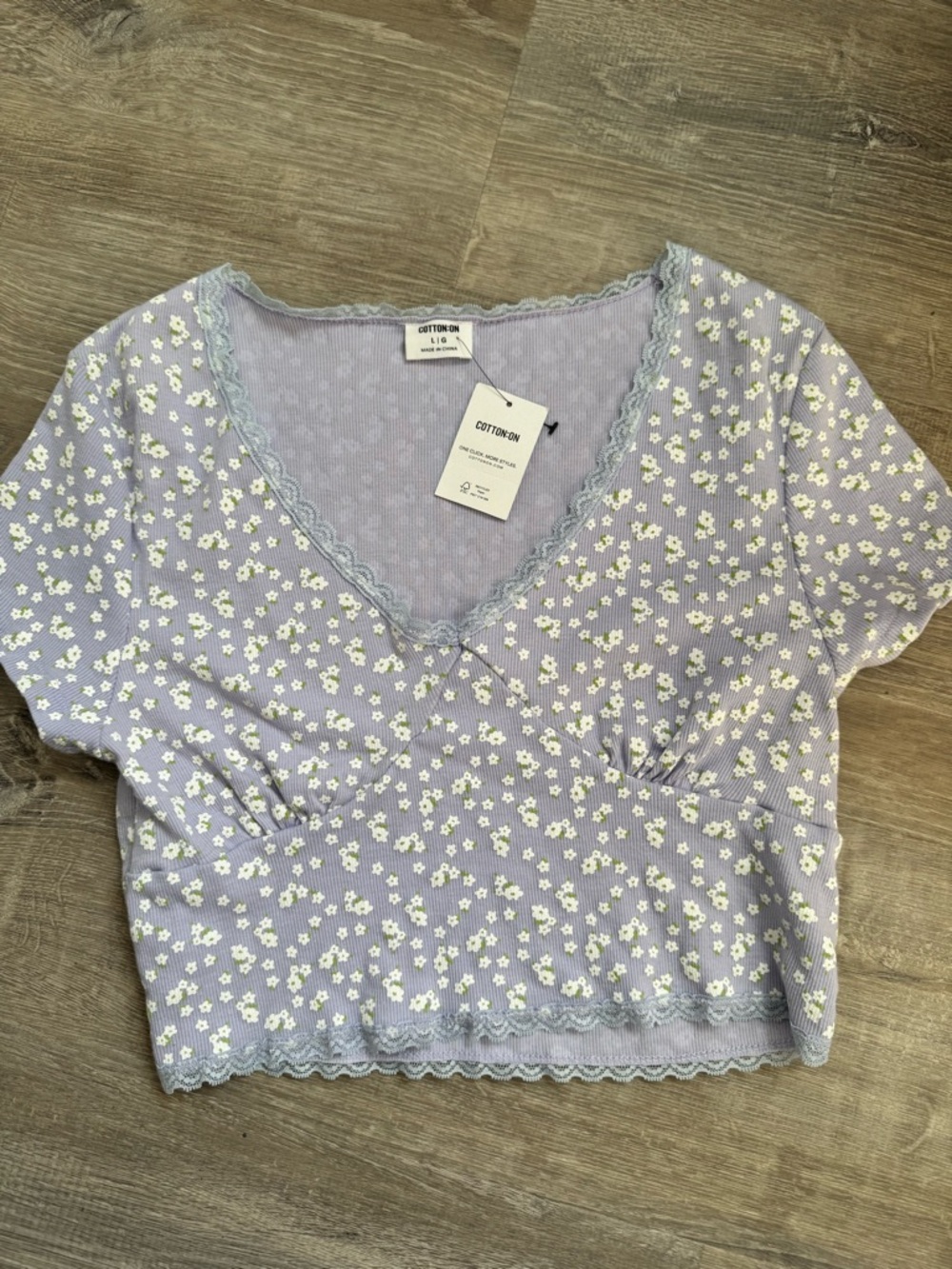 NEW Lace-Trim V-Neck Crop Top with Lace Trim Lavender Daisy Size L Coquette